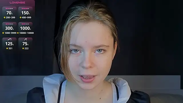 Snapshot of JulietteRain chatting on December 19, 2025, 6:37 pm JulietteRain online show from December 19, 2025, 6:37 pm