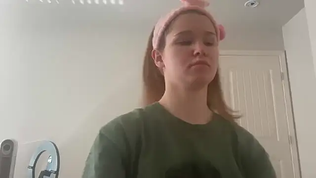 Snapshot of Riley_ray69 chatting on December 15, 2025, 3:38 pm Riley ray69 online show from December 15, 2025, 3:38 pm