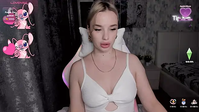 KiraKrox online show from October 14, 2025, 6:31 pm