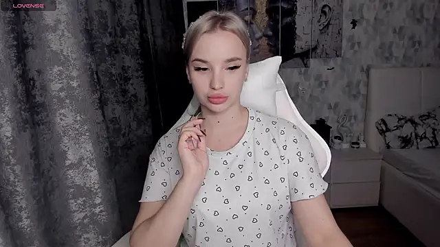 KiraKrox online show from November 3, 2025, 7:37 pm