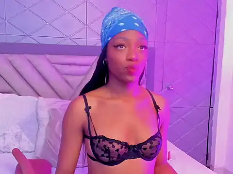 ElisabettaMonroy online show from November 14, 2025, 6:39 pm