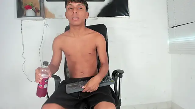 tyler twink boy online show from October 14, 2025, 1:01 pm