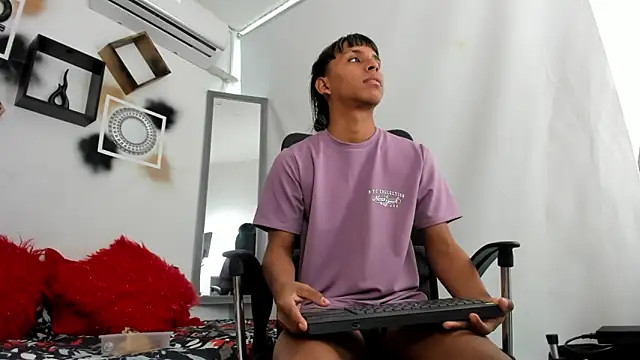 tyler twink boy online show from November 16, 2025, 12:55 pm