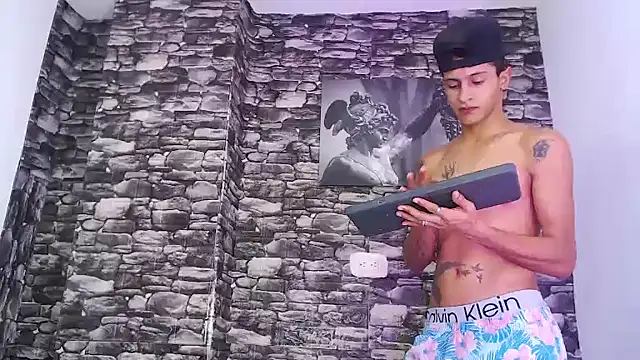 gustavo saaled19  online show from October 21, 2025, 10:43 pm