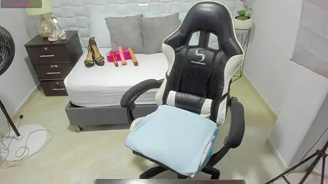 yulitza1025 online show from November 6, 2025, 11:11 am