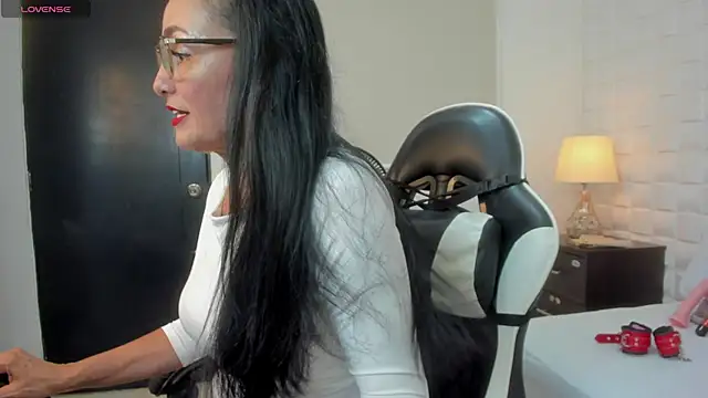 yulitza1025 online show from December 15, 2025, 12:31 pm