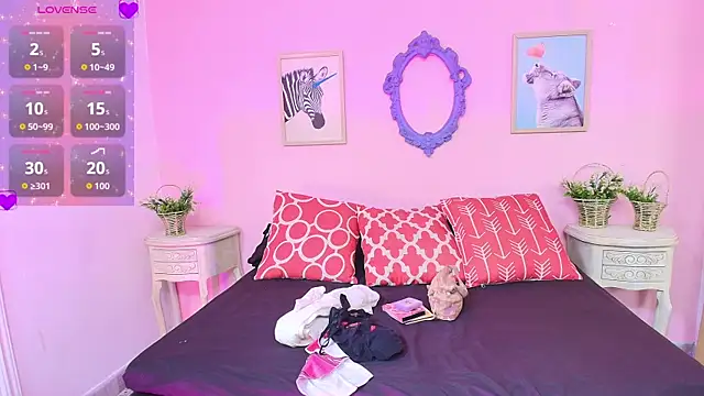 Nahomi Rivera online show from September 25, 2025, 1:04 pm