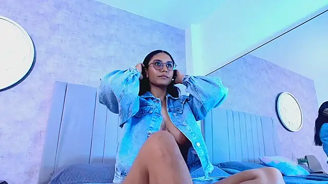 karla-ruiz online show from October 28, 2025, 8:00 pm