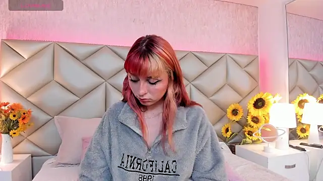 dafnne hall online show from November 25, 2025, 4:12 am