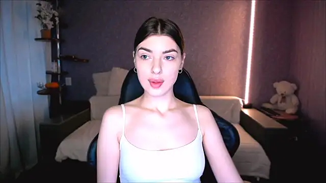 Dianaa Lee0 online show from June 1, 2026, 1:13 pm