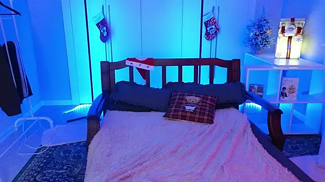 saintlauren1 online show from December 19, 2025, 8:38 pm