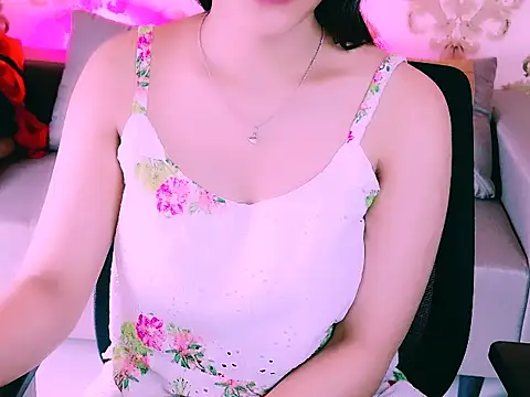 Snapshot of My_Rose chatting on October 28, 2025, 3:43 am My Rose online show from October 28, 2025, 3:43 am