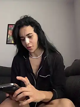 itsyourgirltee online show from December 5, 2025, 11:52 am