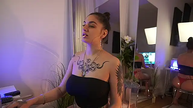 jeniffer foxx online show from October 7, 2025, 3:47 am