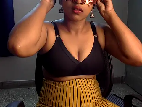 Hot-Honey20 online show from October 24, 2025, 12:56 pm