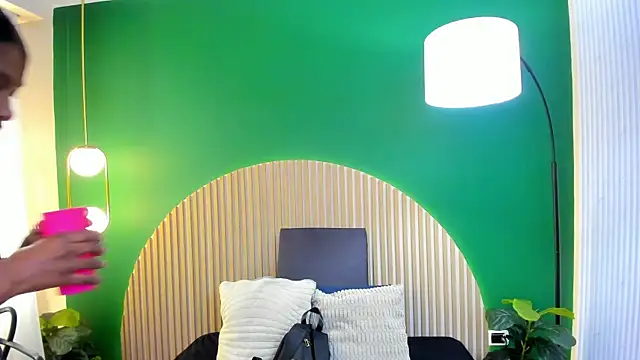 halleylorens online show from December 17, 2025, 6:47 pm