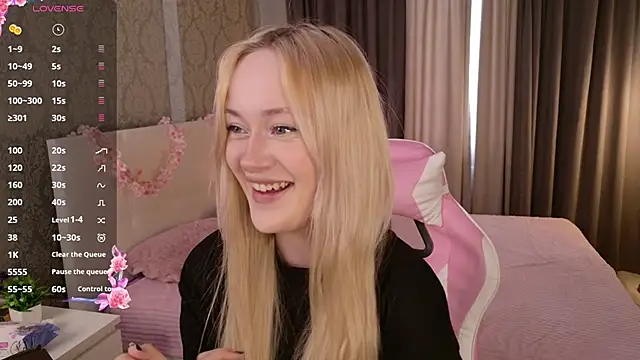 Snapshot of HeyMonkey_ chatting on December 18, 2025, 12:33 pm HeyMonkey online show from December 18, 2025, 12:33 pm