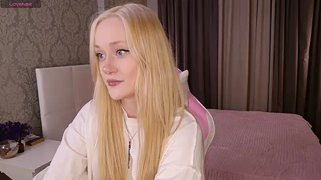 Snapshot of HeyMonkey_ chatting on February 3, 2026, 3:28 pm HeyMonkey online show from February 3, 2026, 3:28 pm