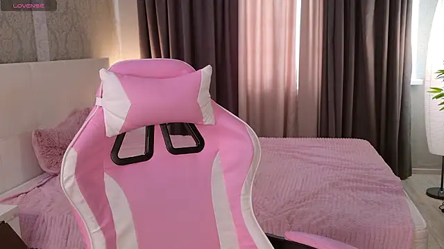 Snapshot of HeyMonkey_ chatting on February 4, 2026, 1:17 pm HeyMonkey online show from February 4, 2026, 1:17 pm