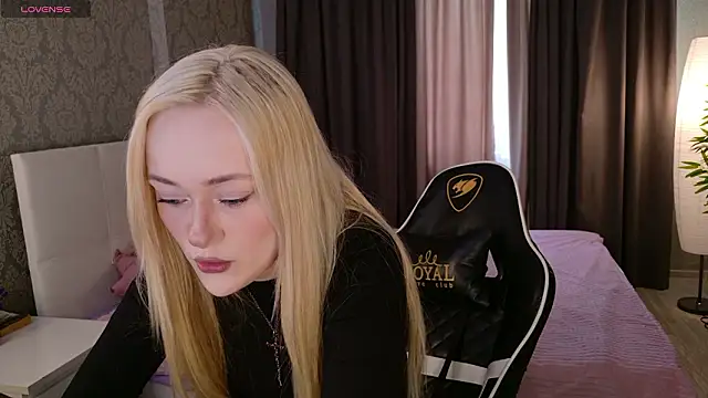 Snapshot of HeyMonkey_ chatting on February 11, 2026, 1:38 pm HeyMonkey online show from February 11, 2026, 1:38 pm