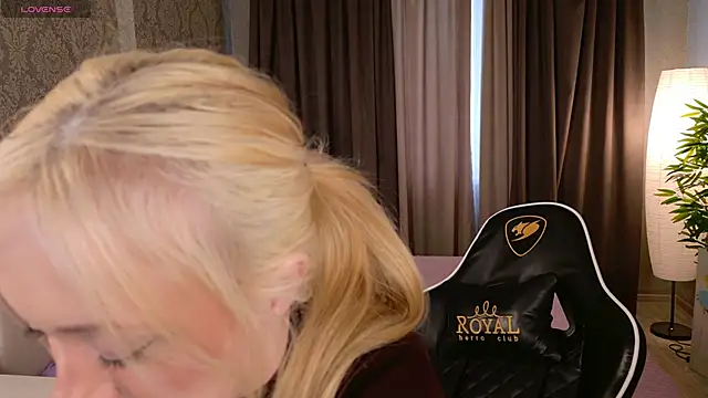 Snapshot of HeyMonkey_ chatting on February 18, 2026, 12:23 pm HeyMonkey online show from February 18, 2026, 12:23 pm