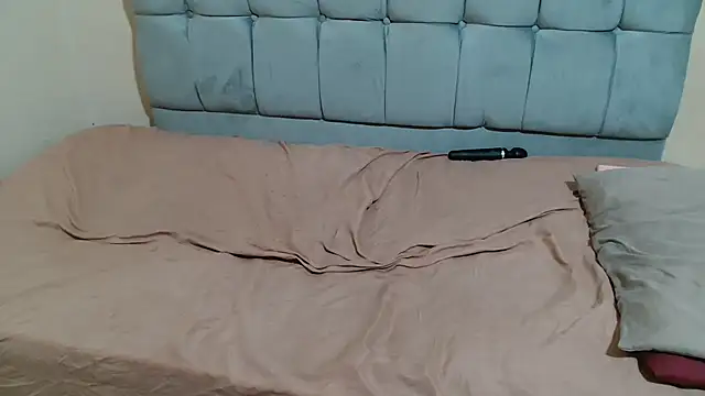 curveAss222 online show from November 6, 2025, 4:13 am