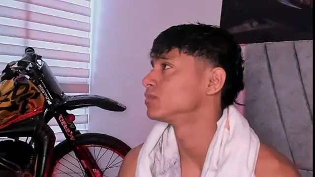 Snapshot of ZYZZ1312 chatting on November 3, 2025, 5:36 pm ZYZZ1312 online show from November 3, 2025, 5:36 pm