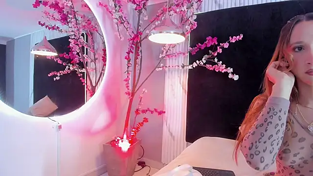 Snapshot of MONIK_FOX_CR chatting on October 22, 2025, 7:35 pm MONIK FOX CR online show from October 22, 2025, 7:35 pm