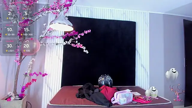 Snapshot of MONIK_FOX_CR chatting on October 27, 2025, 7:40 pm MONIK FOX CR online show from October 27, 2025, 7:40 pm