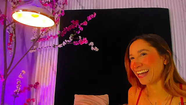 Snapshot of MONIK_FOX_CR chatting on December 5, 2025, 7:43 pm MONIK FOX CR online show from December 5, 2025, 7:43 pm