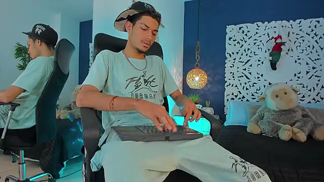 Adonis WB online show from November 19, 2025, 2:11 am