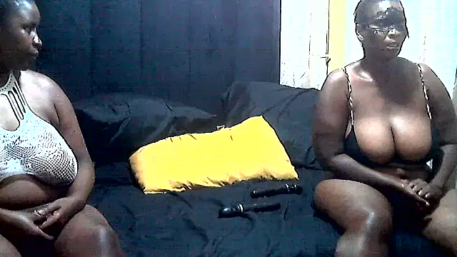 Snapshot of AnnabigpussyXO chatting on October 18, 2025, 11:05 pm AnnabigpussyXO online show from October 18, 2025, 11:05 pm