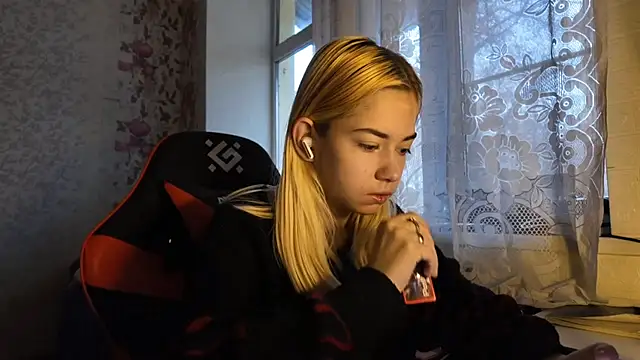 Witching Moon online show from November 18, 2025, 7:35 am