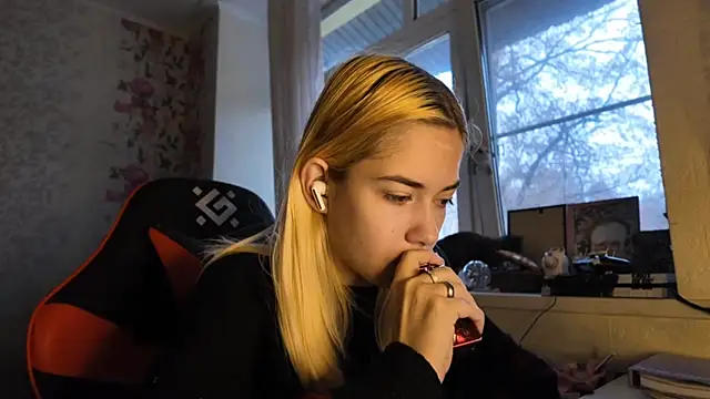 Witching Moon online show from November 21, 2025, 7:40 am