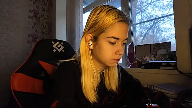 Witching Moon online show from November 29, 2025, 8:06 am