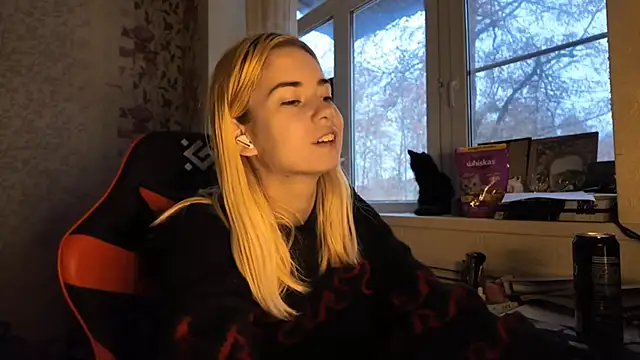 Witching Moon online show from December 3, 2025, 7:05 am