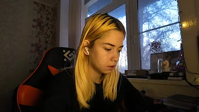 Witching Moon online show from December 15, 2025, 5:55 am