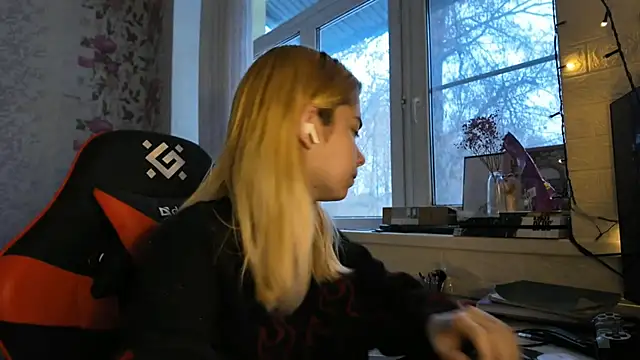 Witching Moon online show from December 16, 2025, 6:51 am