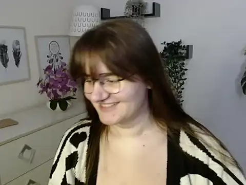 Julie Diamond online show from November 12, 2025, 1:33 pm