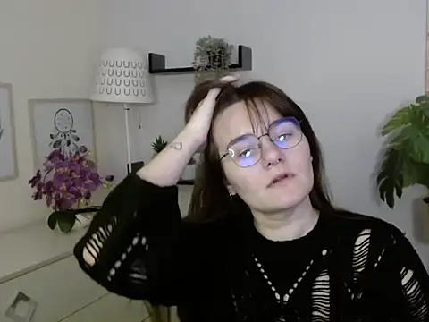 Julie Diamond online show from December 16, 2025, 5:07 pm