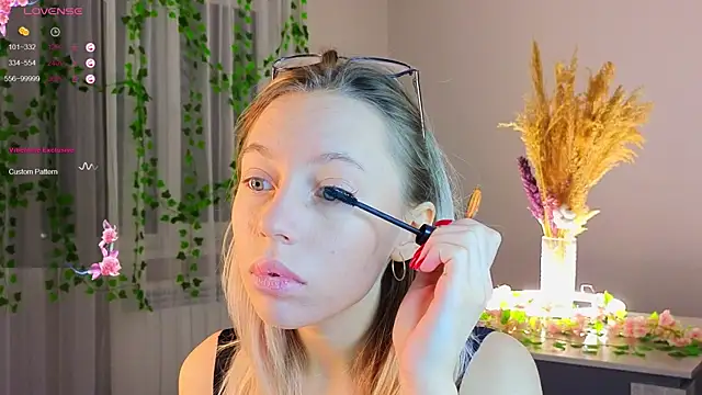 NyxaThorn online show from December 14, 2025, 2:44 pm