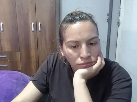 cloequeen15 online show from November 14, 2025, 3:33 pm