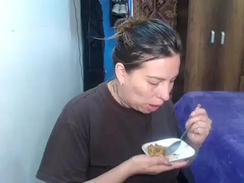 Snapshot of cloequeen15 chatting on February 28, 2026, 10:33 pm cloequeen15 online show from February 28, 2026, 10:33 pm