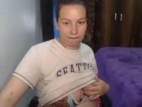 Snapshot of cloequeen15 chatting on April 12, 2026, 4:56 pm cloequeen15 online show from April 12, 2026, 4:56 pm