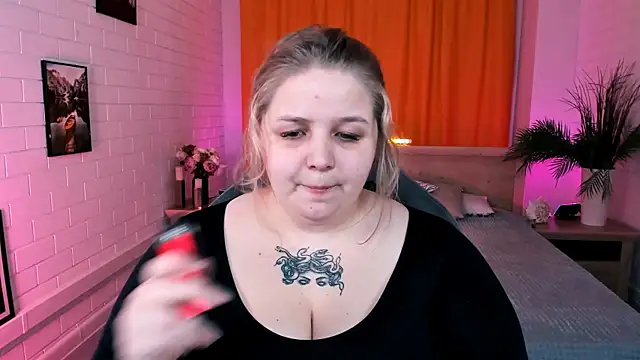 Snapshot of SladaDell chatting on November 4, 2025, 5:06 am SladaDell online show from November 4, 2025, 5:06 am