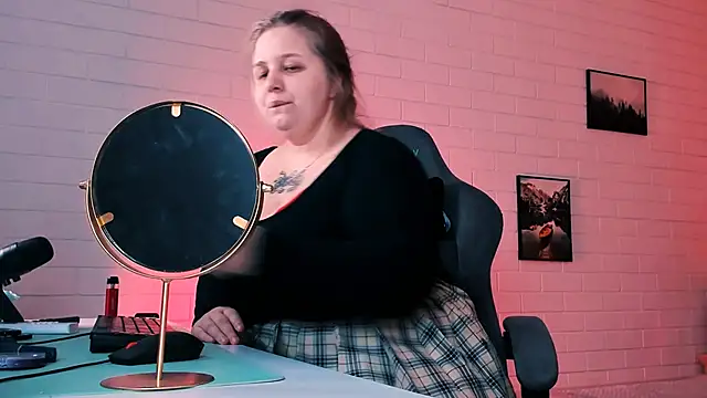 Snapshot of SladaDell chatting on November 7, 2025, 6:24 am SladaDell online show from November 7, 2025, 6:24 am