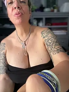 dieseldame1313 online show from February 24, 2026, 8:07 pm