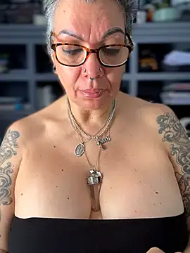 dieseldame1313 online show from March 19, 2026, 5:50 pm