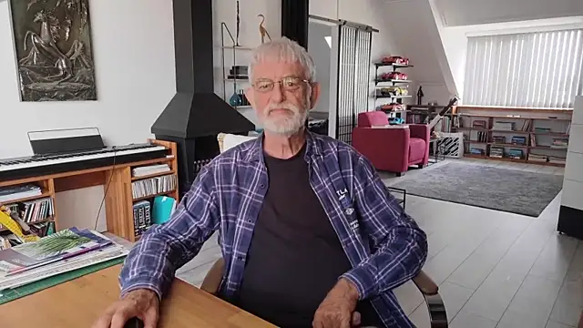 Snapshot of ewaldwillems99 chatting on June 4, 2026, 12:55 pm ewaldwillems99 online show from June 4, 2026, 12:55 pm