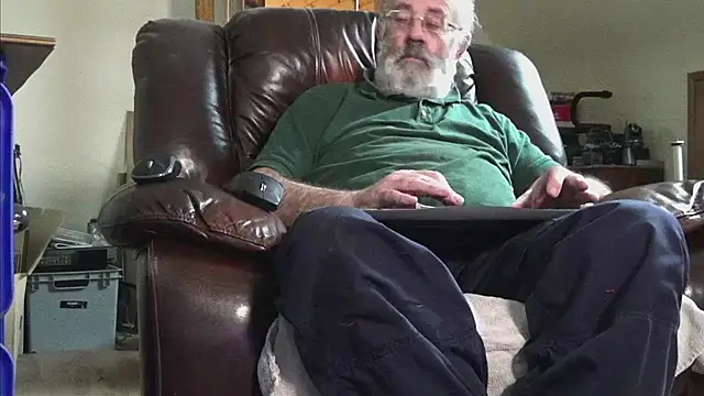 Snapshot of janzer13 chatting on December 20, 2025, 2:02 pm janzer13 online show from December 20, 2025, 2:02 pm